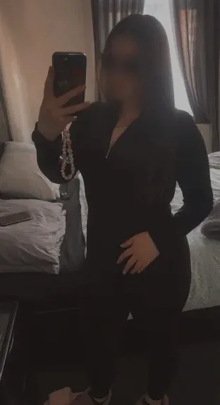 Amina, 25