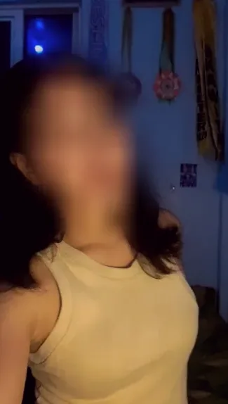 Ellie, 22