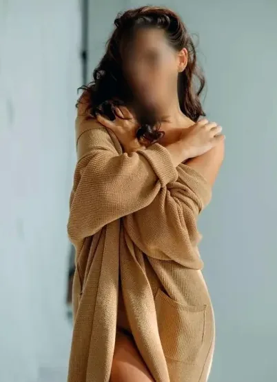 Emilia, 35